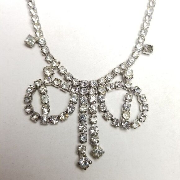 Vintage Rhinestone Bow Shape Center Collar Necklace, Retro Silver Tone Sparkle - Picture 3 of 8